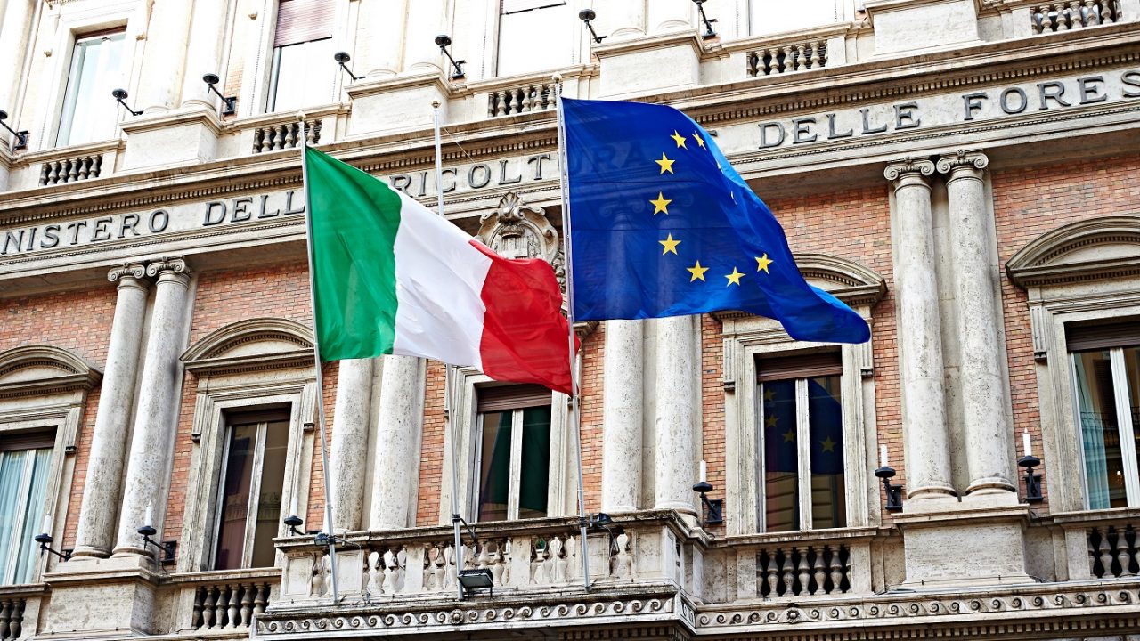 Die Flaggen Europas und Italiens am Regierungsgebäude in Rom