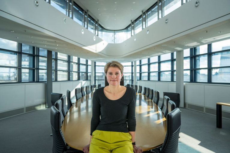 Lucie Haupenthal im großen Konferenzzimmer der SPD-Zentrale.