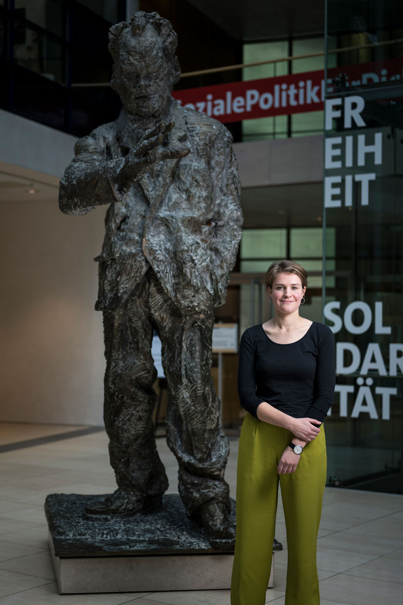 Sozialdemokratie damals und heute - Lucie Haupenthal mit Willy Brandts Statue.