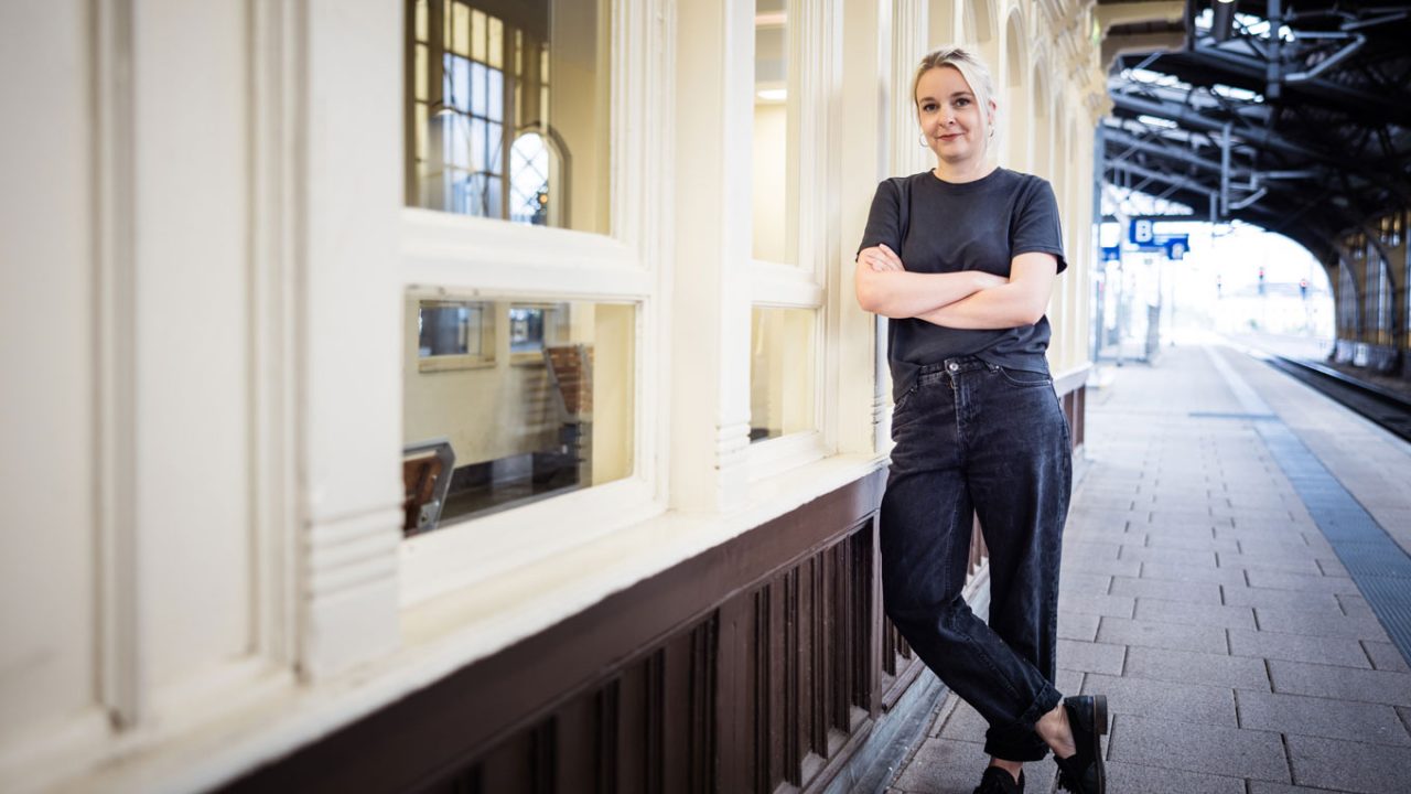 Katja Hilbert auf einem Bahnhof