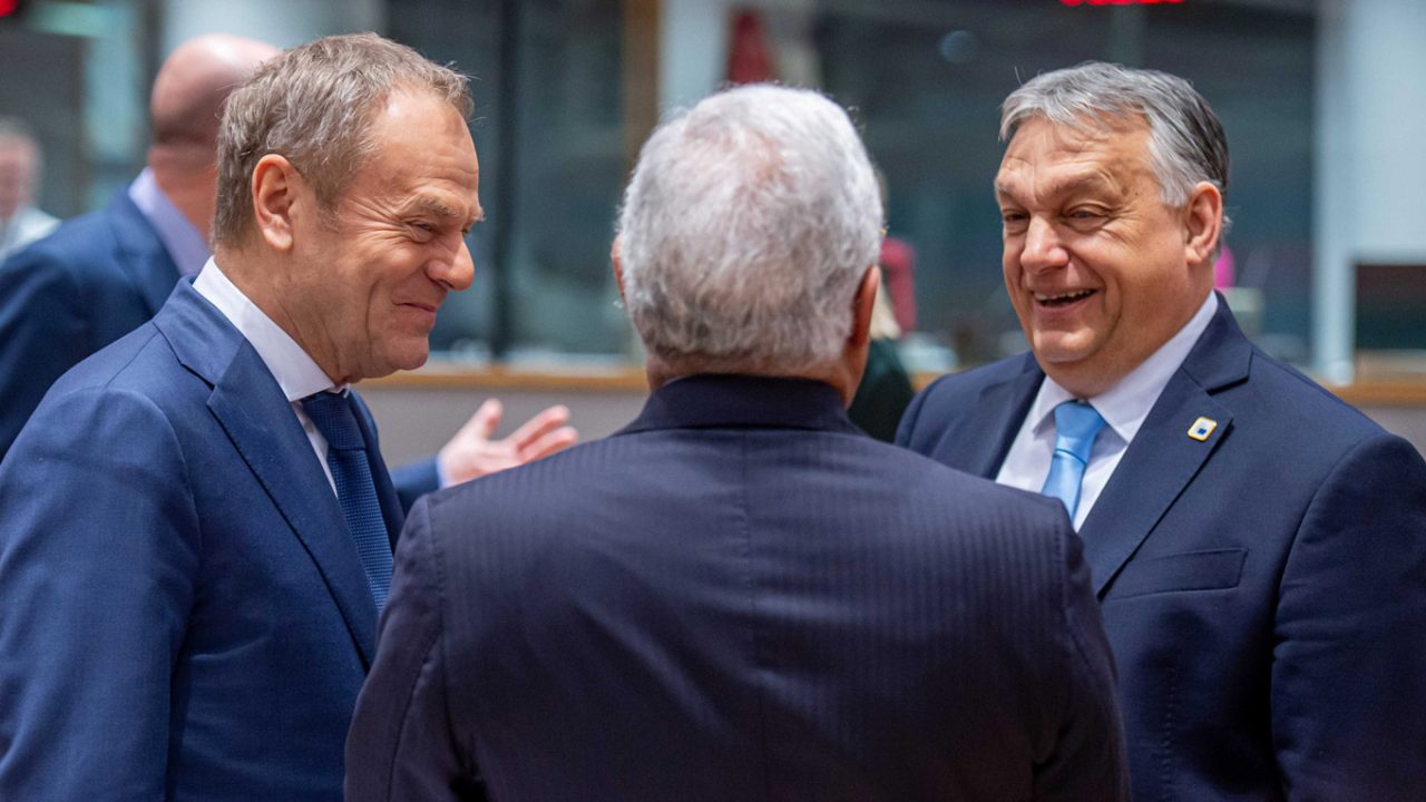 Der EU-Gipfel als Treffpunkt: Der polnische Premierminister Donald Tusk (links) und der ungarische Premierminister Victor Orbán (rechts) im Austausch.