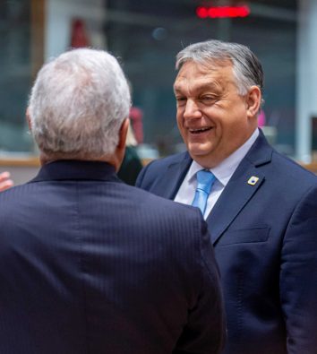 Der EU-Gipfel als Treffpunkt: Der polnische Premierminister Donald Tusk (links) und der ungarische Premierminister Victor Orbán (rechts) im Austausch.