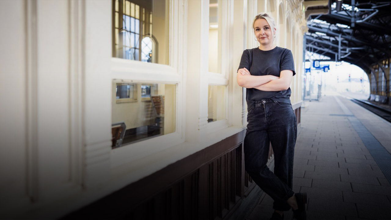 Katja Hilbert auf einem Bahnhof